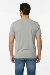 Remera de manga corta con cuello redondo, confeccionada en algodón, de corte ajustado al cuerpo.