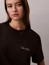 Remera de algodón de cuello redondo y manga corta en color negro, con el logo gráfico de Calvin Klein bordado en el pecho.