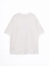 Remera de corte oversize color beige, con cuello redondo y mangas cortas. Presenta un estampado frontal con la frase 'Amore Mio', un dibujo de dos cerezas y la leyenda 'South Tuscany Italy'.