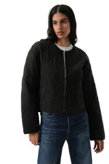 Campera corta acolchada con diseño de rombos, cuello redondo y cierre frontal con cremallera.