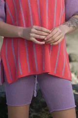 Biker de punto color lila, confeccionada en tejido artesanal con cintura elástica y cordón ajustable.