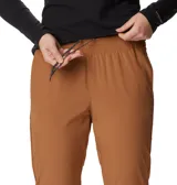 Pantalon de senderismo Columbia, color camel, con cintura ajustable, bolsillos laterales y tecnologia de secado rapido.