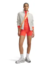 Calza corta deportiva de tiro alto, confeccionada en tejido de alto rendimiento con tecnología LYCRA ADAPTIV. Presenta un diseño ajustado con bolsillos laterales y refuerzo ergonómico para mayor comodidad y libertad de movimiento.