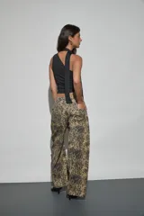 Jeans de corte wide leg con estampado animal print tipo leopardo y acabado desgastado.