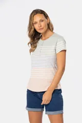 Remera de manga corta con cuello redondo y botones personalizados. Diseño a rayas horizontales en azul, blanco y rosa.