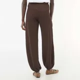 Pantalón marrón de punto arrugado, de corte amplio y holgado con textura, con puños ajustados en los tobillos y tiro alto.