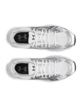 Championes deportivos Under Armour modelo UA Sola, con diseño retro y futurista. Presentan una base de malla blanca con superposiciones en tono plateado metalizado, refuerzo de TPU en el talón y entresuela de EVA acolchada para mayor comodidad.