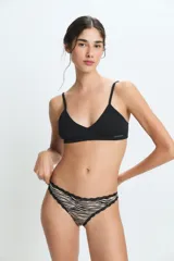 Bombacha tipo vedetina con estampado animal print de cebra, ribeteada con encaje negro en los bordes.