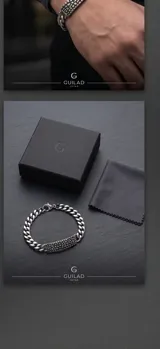 Pulsera de eslabones tipo grumet en acero inoxidable, con una placa central rectangular que presenta una textura irregular y orgánica.