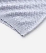 Remera polo slim de Marfinno confeccionada en viscosa texturizada de color blanco, con cuello polo y cierre frontal de cremallera corta, de manga corta.