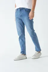Pantalón de jean negro de corte recto, tiro medio y efecto lavado.