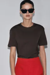 Camiseta rosa de algodón, de corte recto, cuello redondo y manga corta.