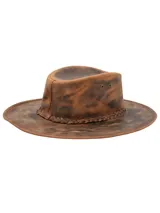Sombrero de ala ancha estilo australiano confeccionado en cuero genuino con acabado envejecido. Presenta una banda decorativa trenzada en la base de la copa y orificios de ventilación laterales.
