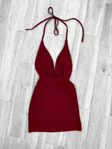 Minivestido rojo con escote halter y espalda descubierta.