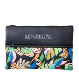 Cartuchera Rip Curl de gran capacidad, modelo XL Pencil Case Variety. Presenta un diseño combinado con la parte superior en color negro y la parte inferior con estampado tropical colorido. Cuenta con doble compartimento con cierre y el logo de la marca impreso en el frente.