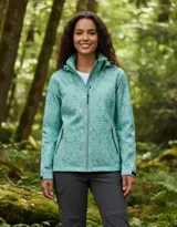 Campera corta viento impermeable de poliéster color verde menta con estampado tropical de hojas, con capucha, cierre frontal y bolsillos con cierre.