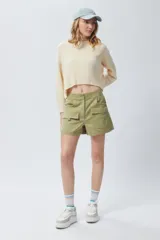 Short color beige de tiro alto y tela liviana con grandes bolsillos.