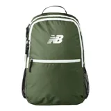 Mochila New Balance modelo LAB31003DON en color verde militar con detalles blancos. Cuenta con compartimento principal y bolsillo frontal con cierre, bolsillos laterales de red y el logo de la marca estampado en el frente.