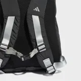 Mochila deportiva Adidas Gym HIIT, color negro, con cierre superior tipo saco y correa frontal ajustable con hebilla de plástico gris claro. Presenta el logo de Adidas en la solapa superior.