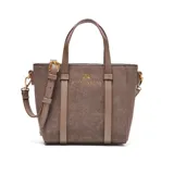 Cartera tipo tote compacta y estructurada, color marrón, con material exterior de símil gamuza combinado con PU liso. Cuenta con doble asa corta rígida, correa larga regulable y desmontable, y herrajes metálicos dorados. El compartimento principal tiene cierre superior y un bolsillo interno con cierre.