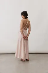 Vestido largo con tirantes de soga cruzados en la espalda y diseño fluido.