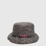 Gorro tipo bucket acolchado con estampado animal print en tonos grises y logo de la marca bordado en color fucsia en la parte frontal.