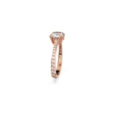 Anillo de cóctel con baño en tono oro rosa, con piedra central talla princesa y pavé de cristales blancos a lo largo del diseño y de la banda.