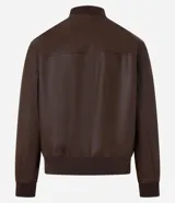Campera estilo bomber de poliuretano (PU) símil cuero en color negro, con cuello, puños y dobladillo acanalados, y cierre frontal de cremallera.
