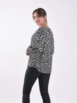 Blusa de mangas largas con estampado abstracto en blanco y negro.