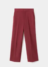 Pantalón de vestir color bordó, de tiro alto y diseño recto, con bolsillos laterales y cierre oculto con botón, gancho y cremallera.