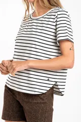 Remera blanca con rayas horizontales negras, de algodón peinado.