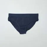 Pack de tres slips lisos de algodón, uno azul marino, uno naranja y uno azul claro, con cintura elástica.