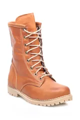 Borcego clásico de cuero liso color beige, con cordones y suela track.