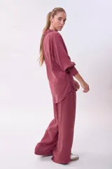 Camisa de cupro color lila de calce oversize, con cuello camisero y botones frontales a tono. Posee mangas largas con volumen y puños definidos.