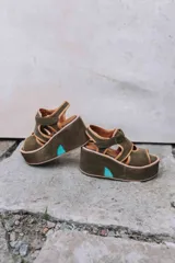 Sandalias de plataforma color verde oliva con detalles en color naranja y celeste.