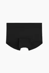 Bombacha tipo shortie negra con leve efecto moldeador en cintura y glúteos, de tiro alto y diseño sin costuras laterales para mayor comodidad.