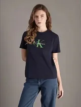 Remera azul marino de algodón con logo de Calvin Klein estampado en verde en el pecho.