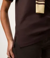 Remera de manga corta con cuello redondo, confeccionada en algodón peruano con acabado suedine. Diseño básico sin estampa, de corte clásico y textura suave.