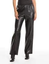 Pantalón de eco cuero negro con pretina elastizada, bolsillos laterales y pierna recta con costura frontal decorativa.