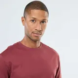 Remera de manga corta color borgoña, de corte clásico y cuello redondo.