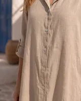 Vestido camisero largo y amplio, color rojo, de manga larga con presilla para arremangar, cuello camisero y cierre frontal con botones de nácar.