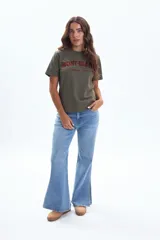 Remera de manga corta color verde militar con estampado frontal en rojo que dice "MONT BLANC Chamonix. France 1920".