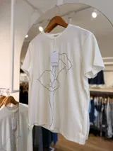 Remera blanca con delicado estampado floral en trazo continuo negro de la marca Ciara, corte recto, escote redondo y manga corta.