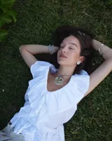 Pulsera rígida de bronce y alpaca, adaptable a muñecas de 13 a 15 cm.