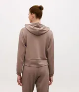 Campera deportiva de modal negro con capucha, cierre frontal por cremallera, cordones ajustables, bolsillos y mangas largas con puños elásticos.