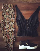 Calzas de tiro alto con estampado de piel de serpiente en tonos marrones y beige.