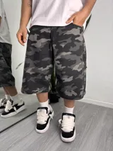 Pantalón baggy desmontable de gabardina con estampado camuflado en tonos grises y negros, de corte holgado y diseño convertible en short.