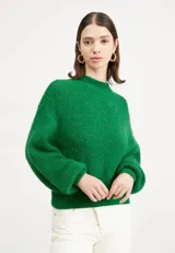 Sweater tejido verde esmeralda de alpaca y lana, con cuello redondo y mangas abullonadas.