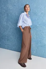Pantalón wide leg de color negro, con cintura de tiro alto, lazo ajustable y caída fluida.