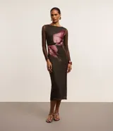 Vestido midi de tul con estampado floral y mangas largas transparentes.